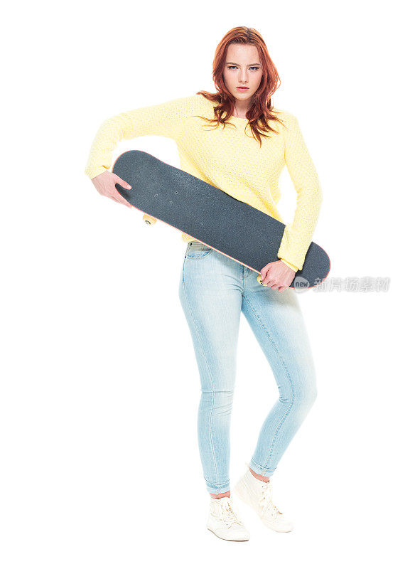 一个人/完整长度的18-19岁美丽的红发白人年轻女性十几岁的女孩滑板/滑板/溜冰穿着牛仔裤谁是出汗